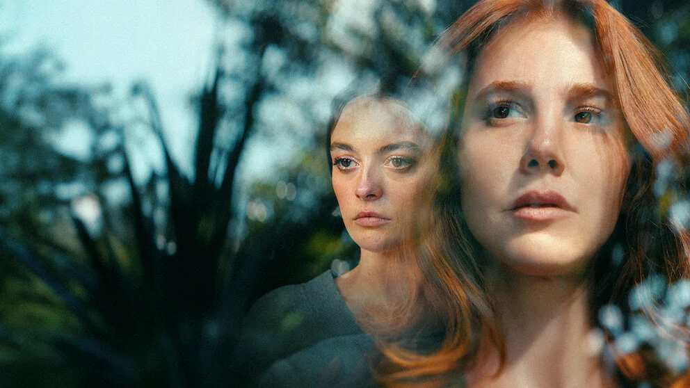 Elçin Sangu e Melis Sezen em Conheço Você, série turca da Netflix