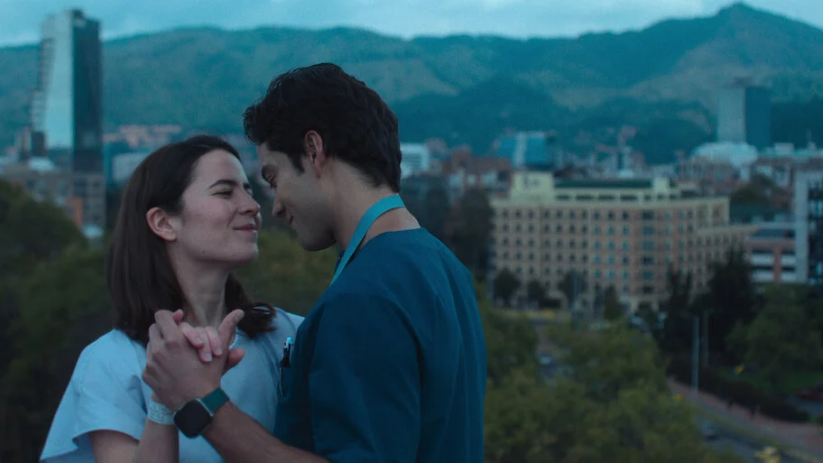 Anabel e Rafael juntos em uma cena de Em Coma