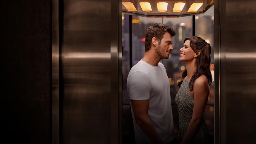 Beren Saat e Kıvanç Tatlıtuğ se olham em um elevador em Última Chamada para Istambul