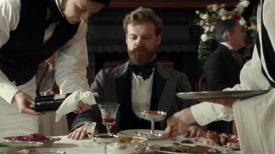 Stanisław Wokulski em cena de A Boneca da Netflix
