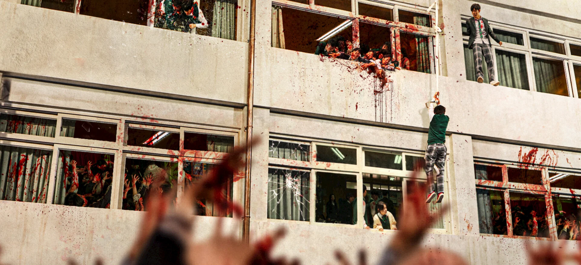 Alunos cercados por zumbis em All of Us Are Dead