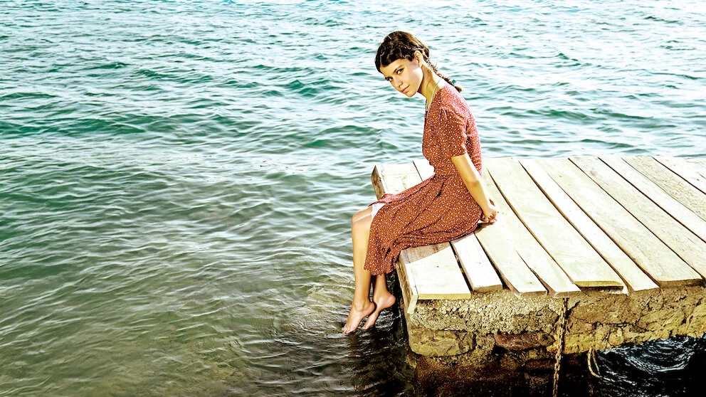 Beren Saat como Fatmagül sentada à beira do mar