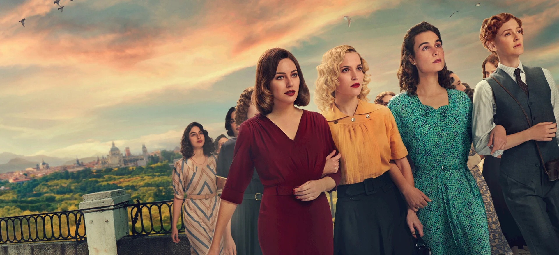 Mulheres com vestidos de época caminham juntas em imagem de divulgação de As Telefonistas.