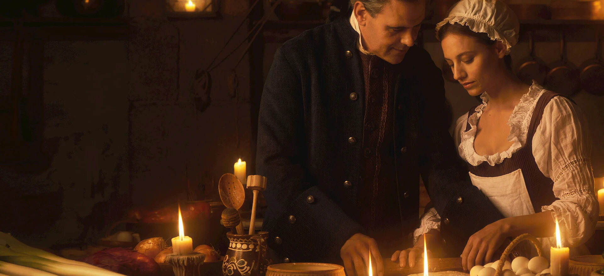Clara e o duque de Castamar cozinham juntos à luz de velas.
