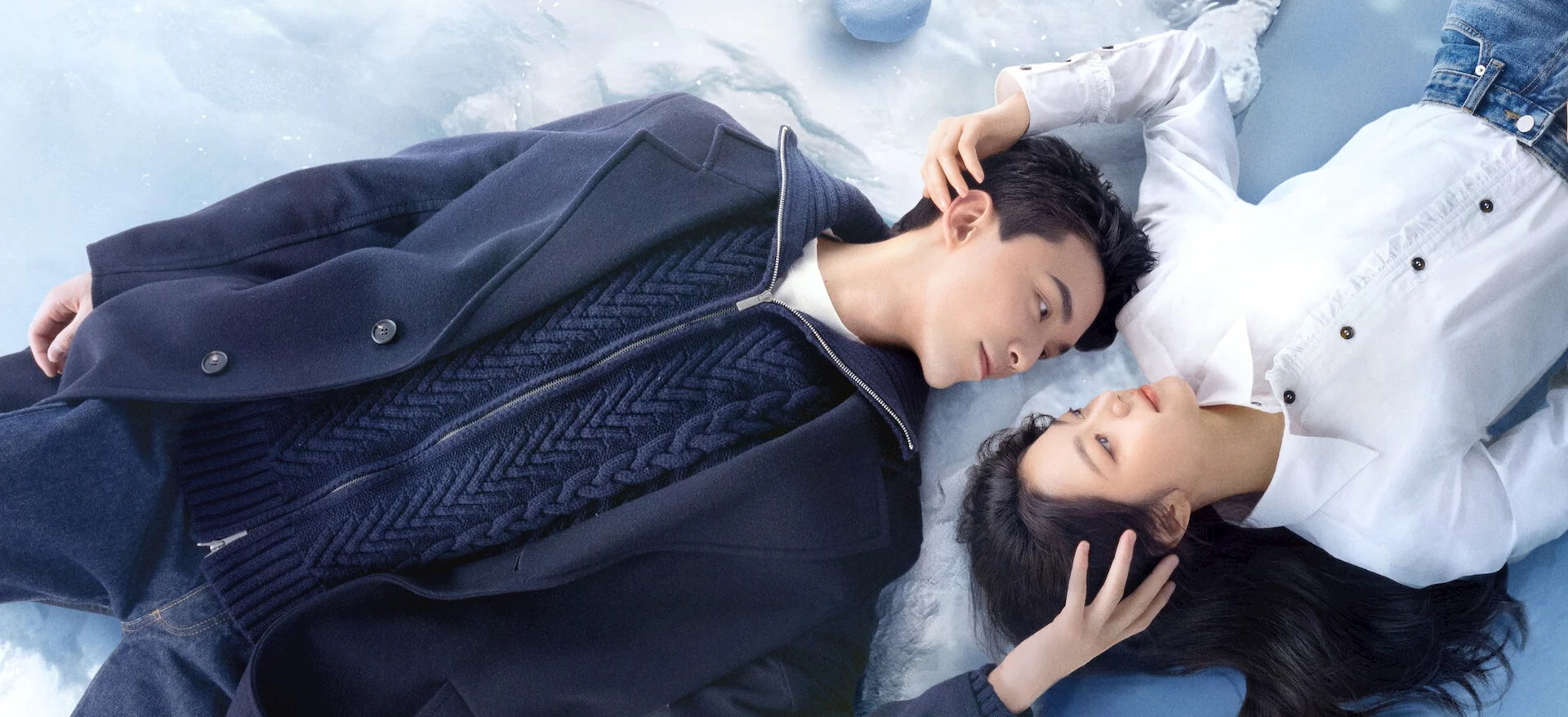Leo Wu e Zhao Jinmai deitados na neve em Amidst a Snowstorm of Love