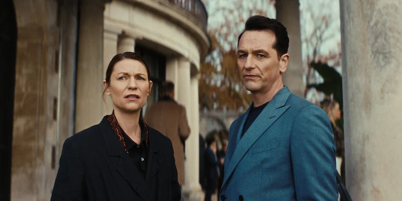 Claire Danes como Aggie Wiggs conversa com Matthew Rhys como Nile Jarvis em O Monstro em Mim