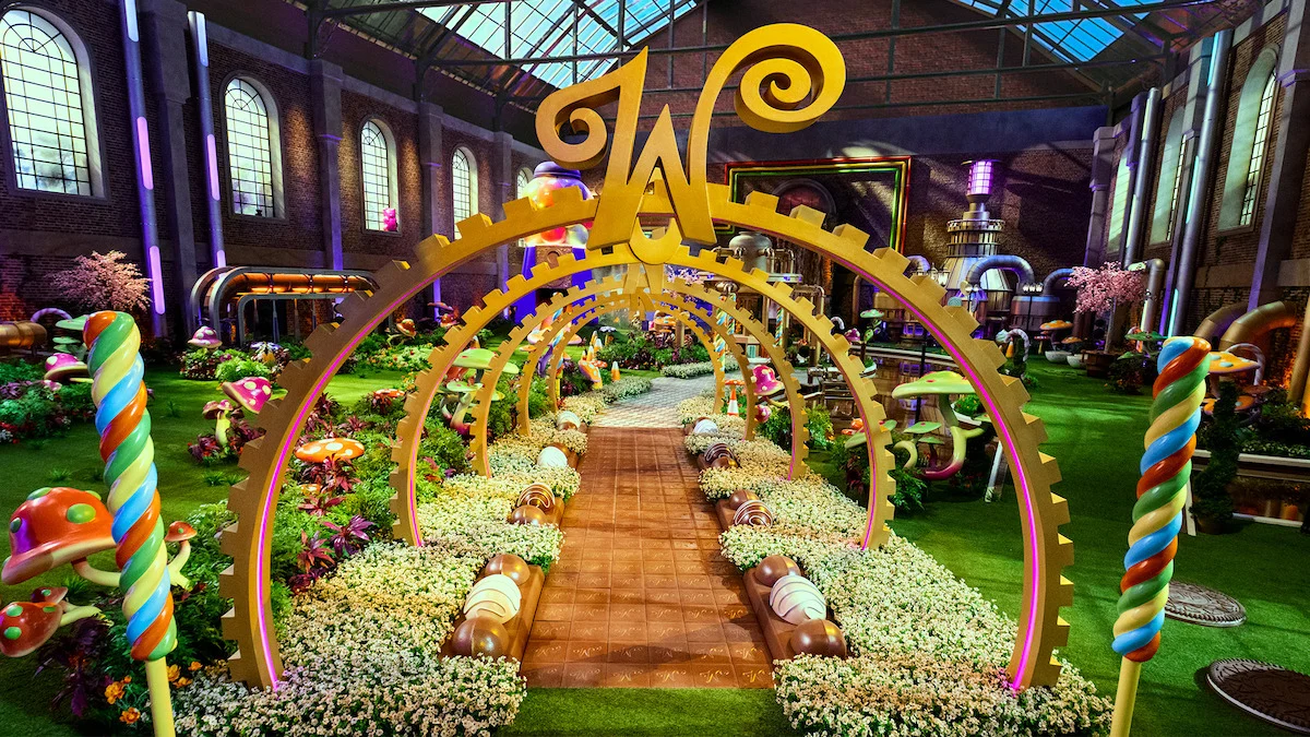 Interior colorido da fábrica de chocolate de Wonka no reality da Netflix