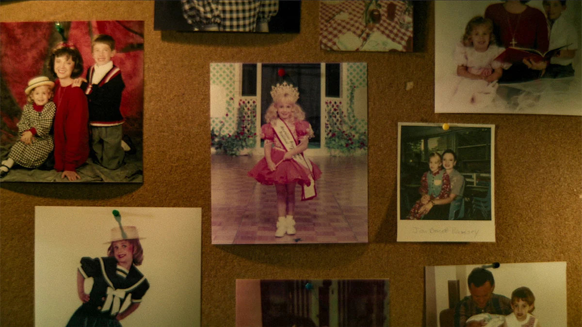 Painel com fotografias de JonBenét Ramsey e familiares usado no documentário da Netflix