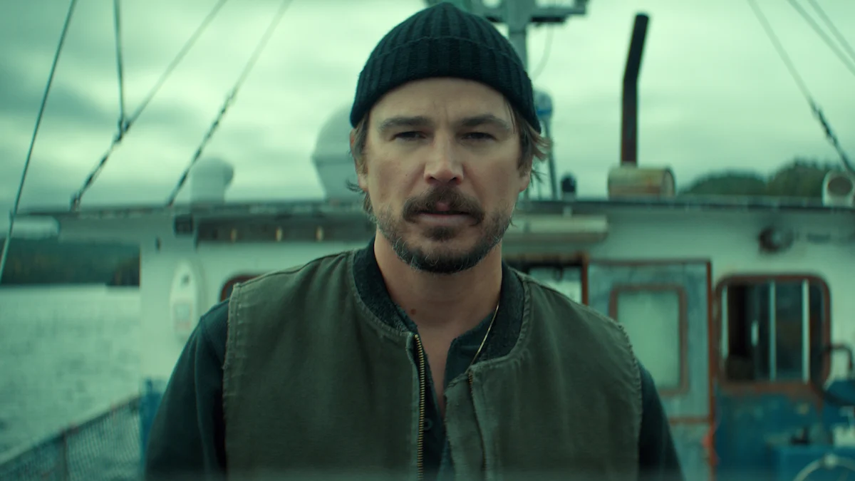 Josh Hartnett como Calvin Penney em um barco de pesca na série Profundezas da Netflix
