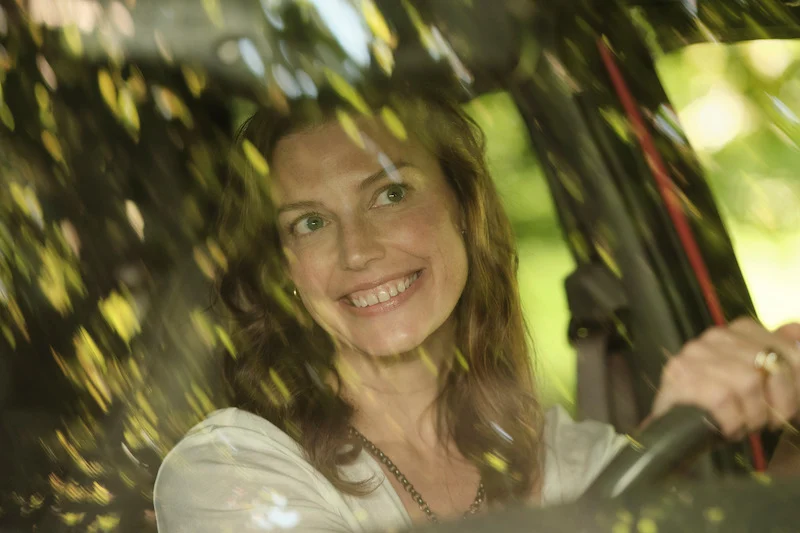 Jessica Paré como Ella Tao em A Garota do Remo