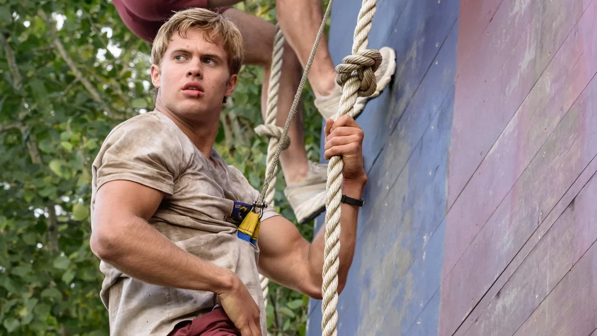Sam Braun como Josh Regis durante uma atividade de treinamento em A Garota do Remo