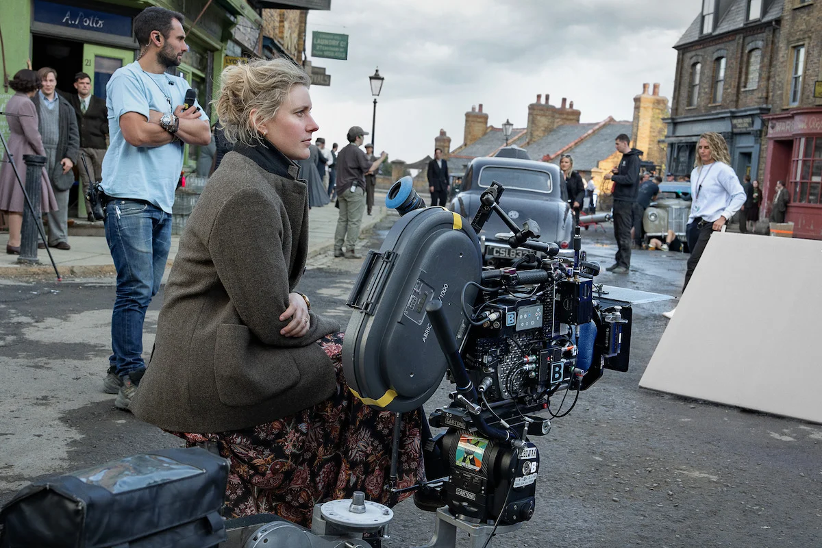 Greta Gerwig ao lado da câmera durante as filmagens de Nárnia O Sobrinho do Mago