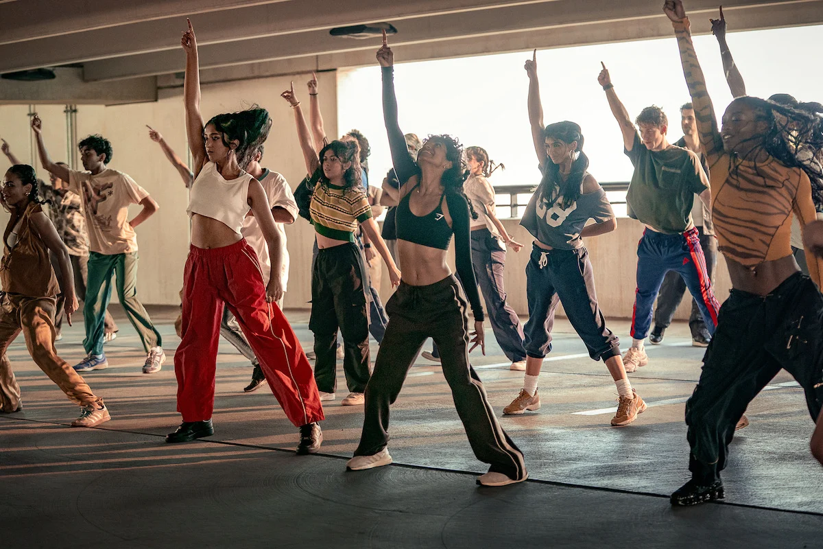 Dançarinos ensaiam uma coreografia ao ar livre em Conforme a Música