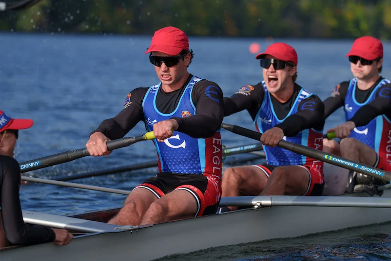 Equipe de Easton Prep disputa uma regata em A Garota do Remo