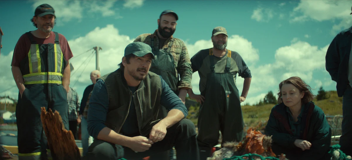 Josh Hartnett e moradores da comunidade pesqueira em Profundezas da Netflix