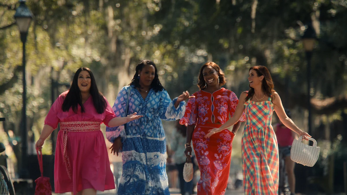 Maddie, Helen, Dana Sue e Peggy caminham juntas em Doces Magnólias