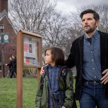 Tom e Jake em uma sequência ambientada na escola; a produção utilizou a Wilson Elementary School, em Westfield — Foto: David Lee/Netflix