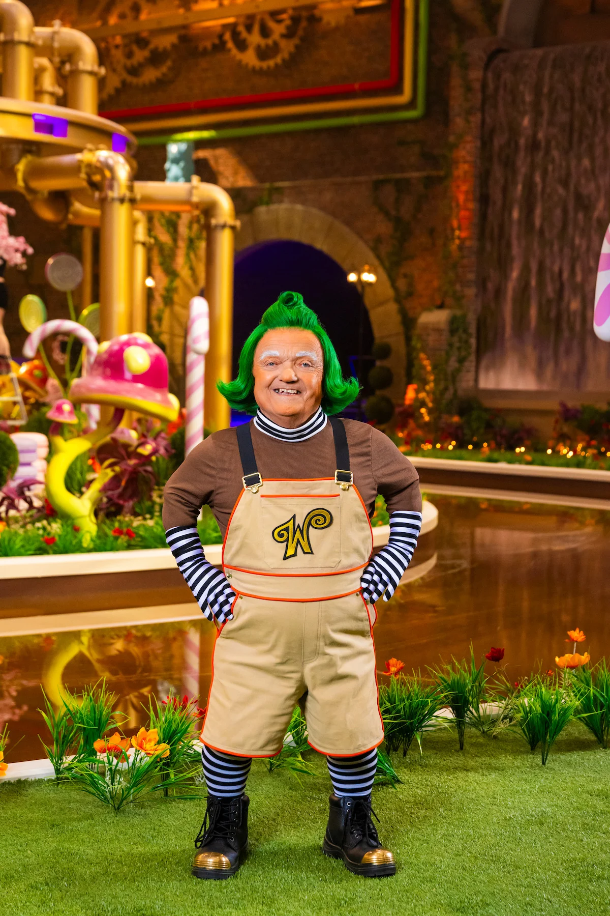 Rusty Goffe como Oompa-Loompa dentro da fábrica de chocolate de Wonka