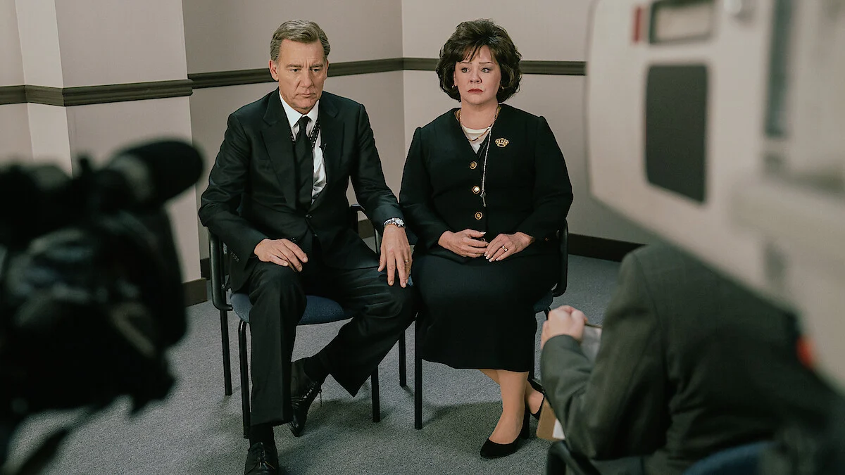 Clive Owen e Melissa McCarthy como John e Patsy Ramsey em The Murder of JonBenét Ramsey