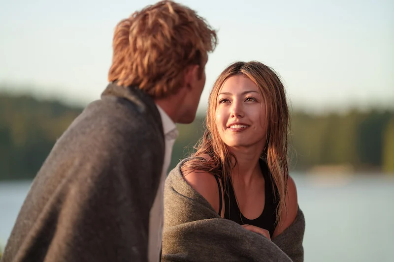 Josh Regis conversa com Teagan Tao à beira do lago em A Garota do Remo