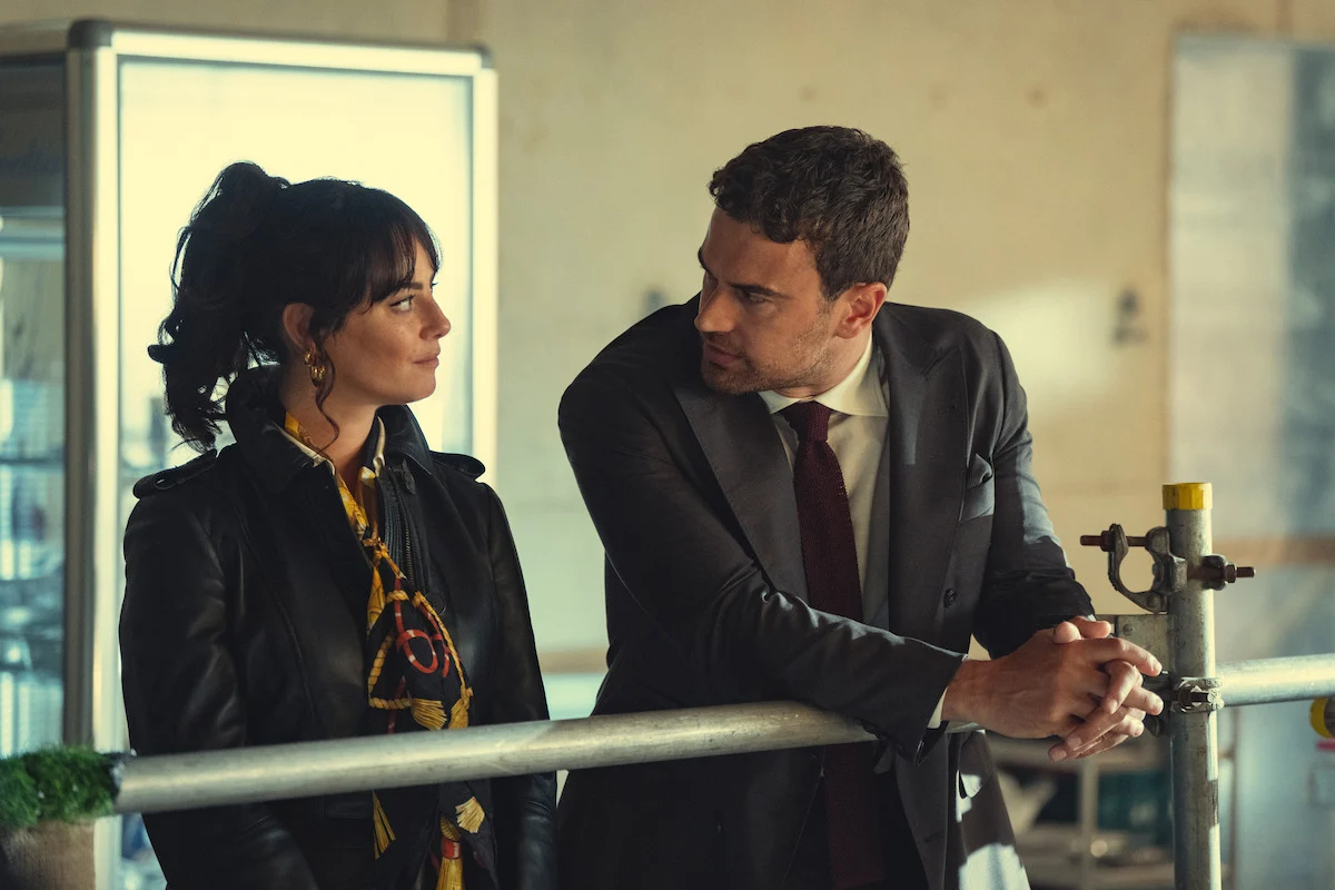 Susie Glass e Eddie Horniman conversam na segunda temporada de Magnatas do Crime