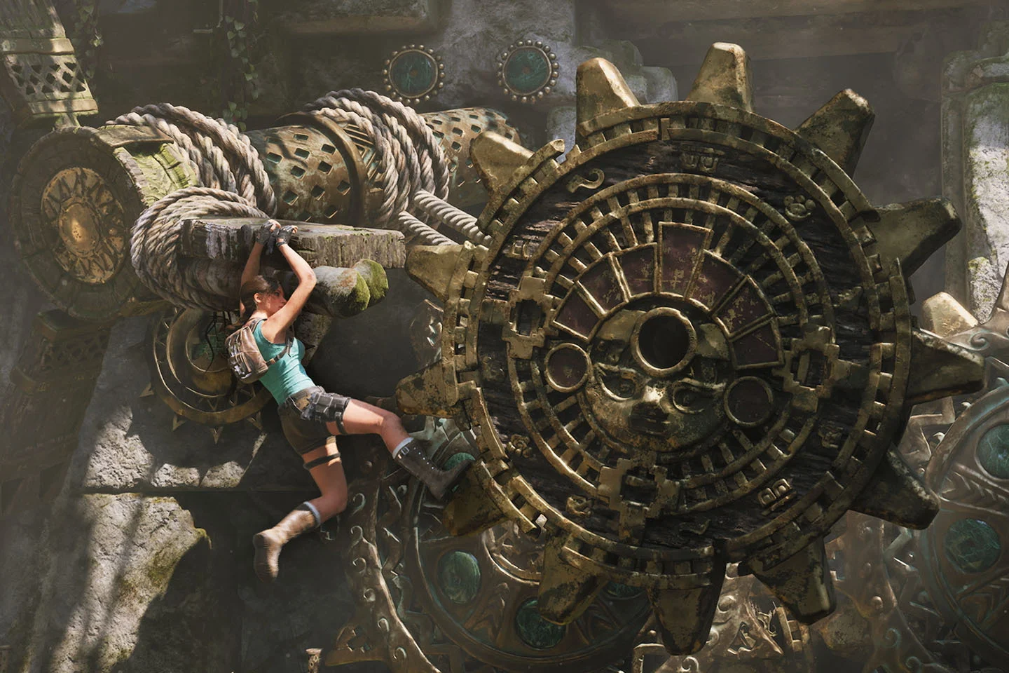 Lara Croft escala uma engrenagem de pedra em imagem oficial de Tomb Raider: Legacy of Atlantis
