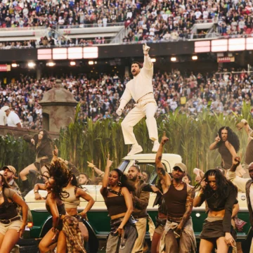 Bad Bunny comandou o show do intervalo do Super Bowl LX em fevereiro de 2026 — Foto: Apple/Divulgação
