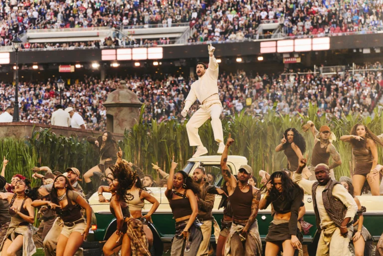Bad Bunny comandou o show do intervalo do Super Bowl LX em fevereiro de 2026 — Foto: Apple/Divulgação