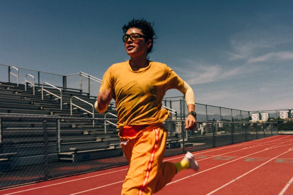 Pessoa correndo em uma pista com o Apple Watch Series 12 no pulso