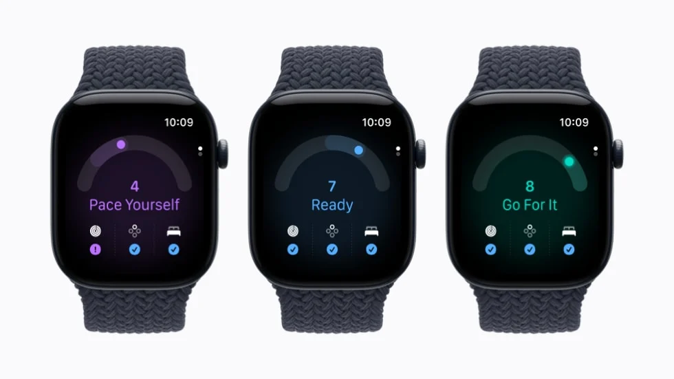Três unidades do Apple Watch Series 12 exibindo diferentes notas de prontidão na tela