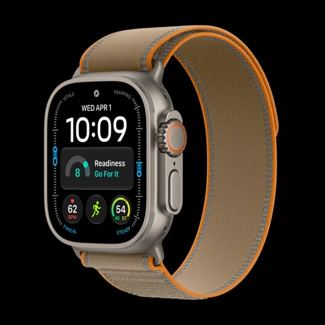 Apple Watch Ultra 4 em titânio natural com pulseira Trail Loop na cor areia