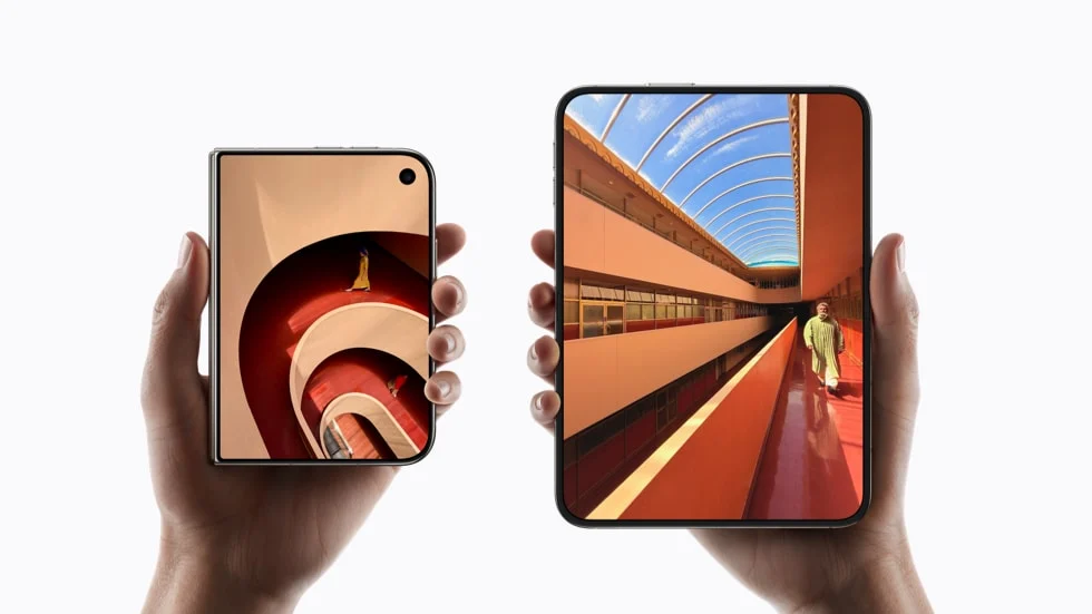 Duas mãos seguram iPhone Duo, um fechado e outro aberto, mostrando as telas de 5,4 e 7,6 polegadas