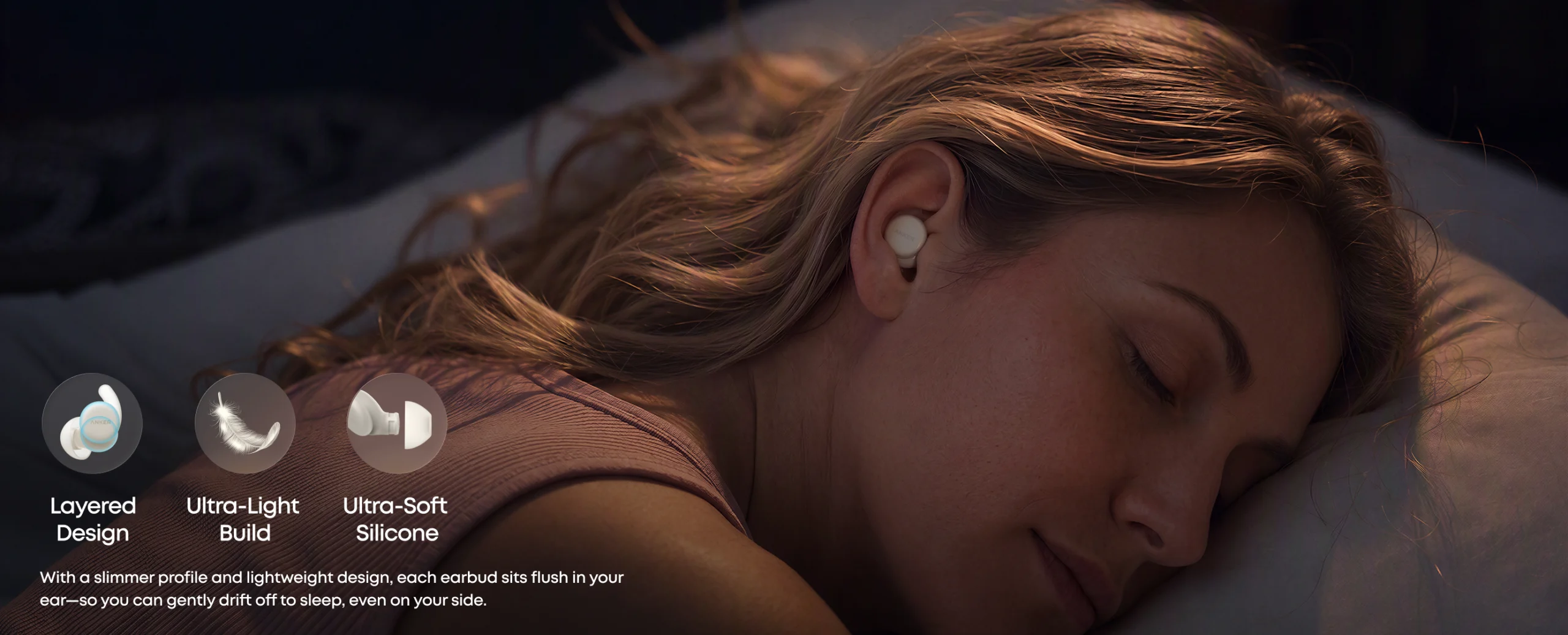 Mulher dormindo de lado com o Anker soundcore Sleep Earbuds 4 Pro