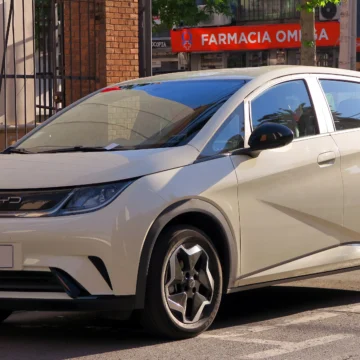 BYD Dolphin usado já custa perto de um Dolphin Mini novo; vale a pena?