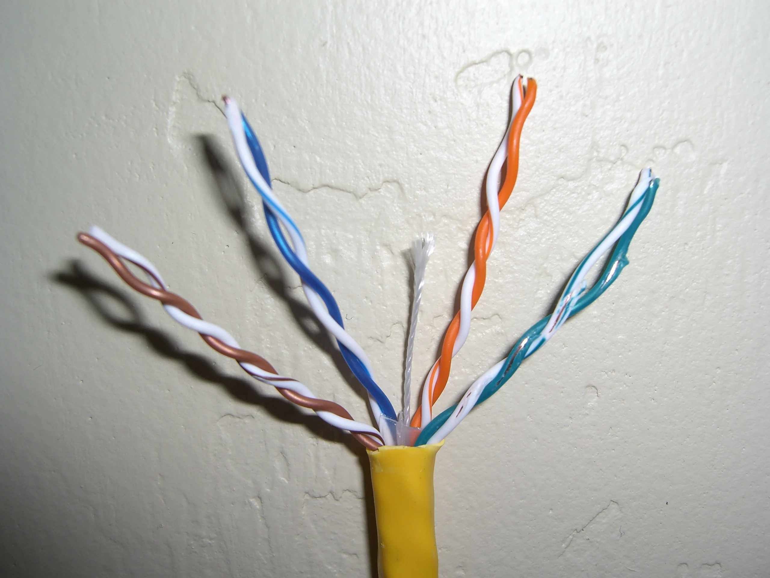 Interior de um cabo Ethernet Cat 6 mostrando os quatro pares de fios trançados