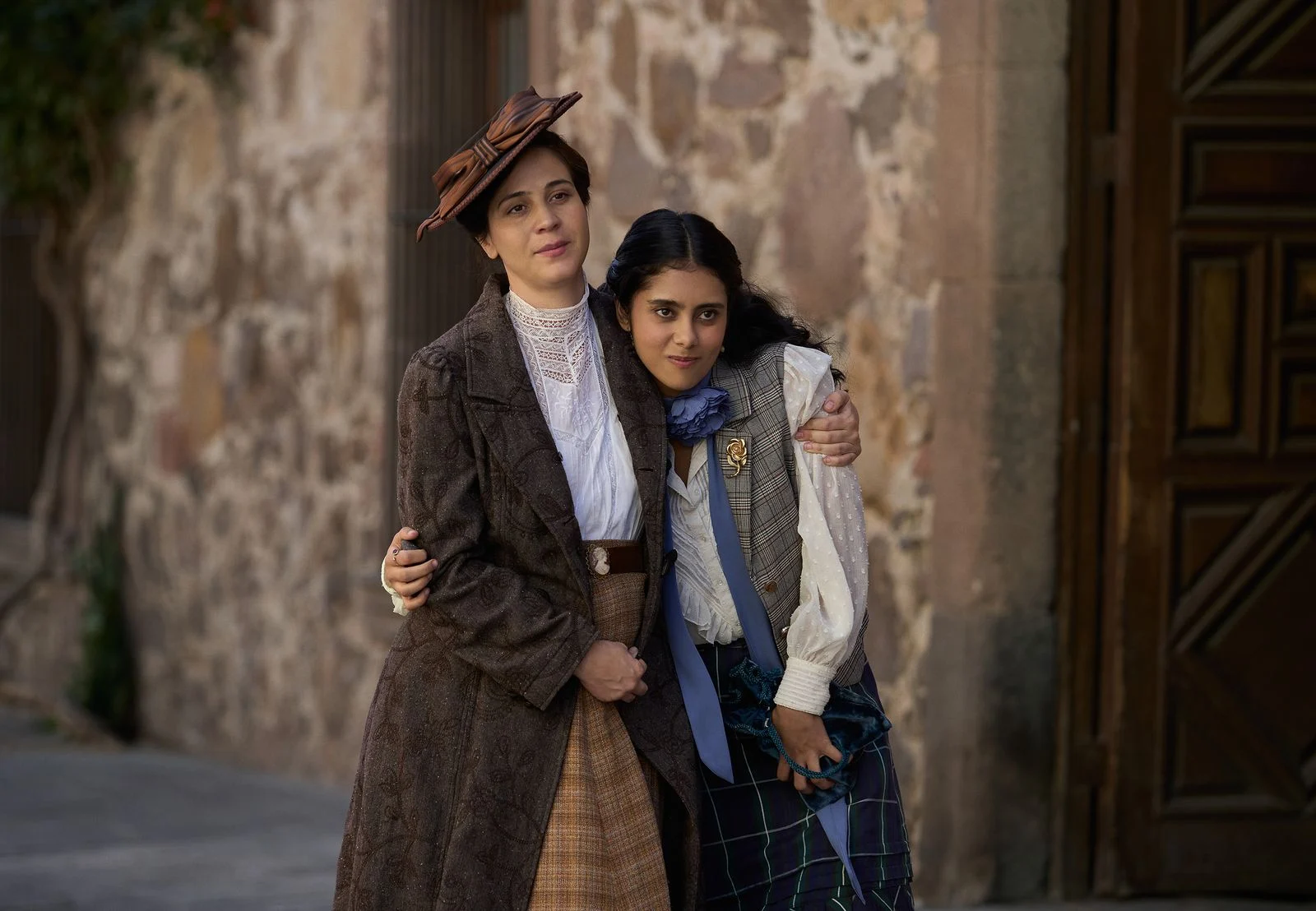 Cassandra Ciangherotti como Milagros Veytia ao lado de Emilia em Mal de Amores