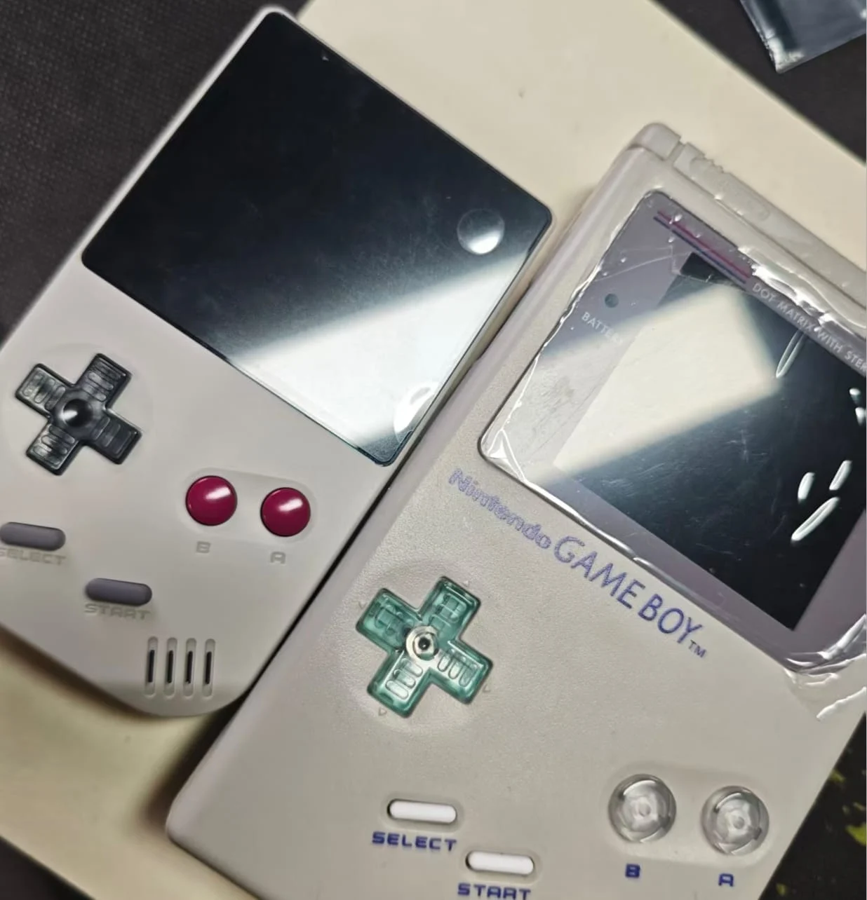 FPGB Mini comparado com um Game Boy original