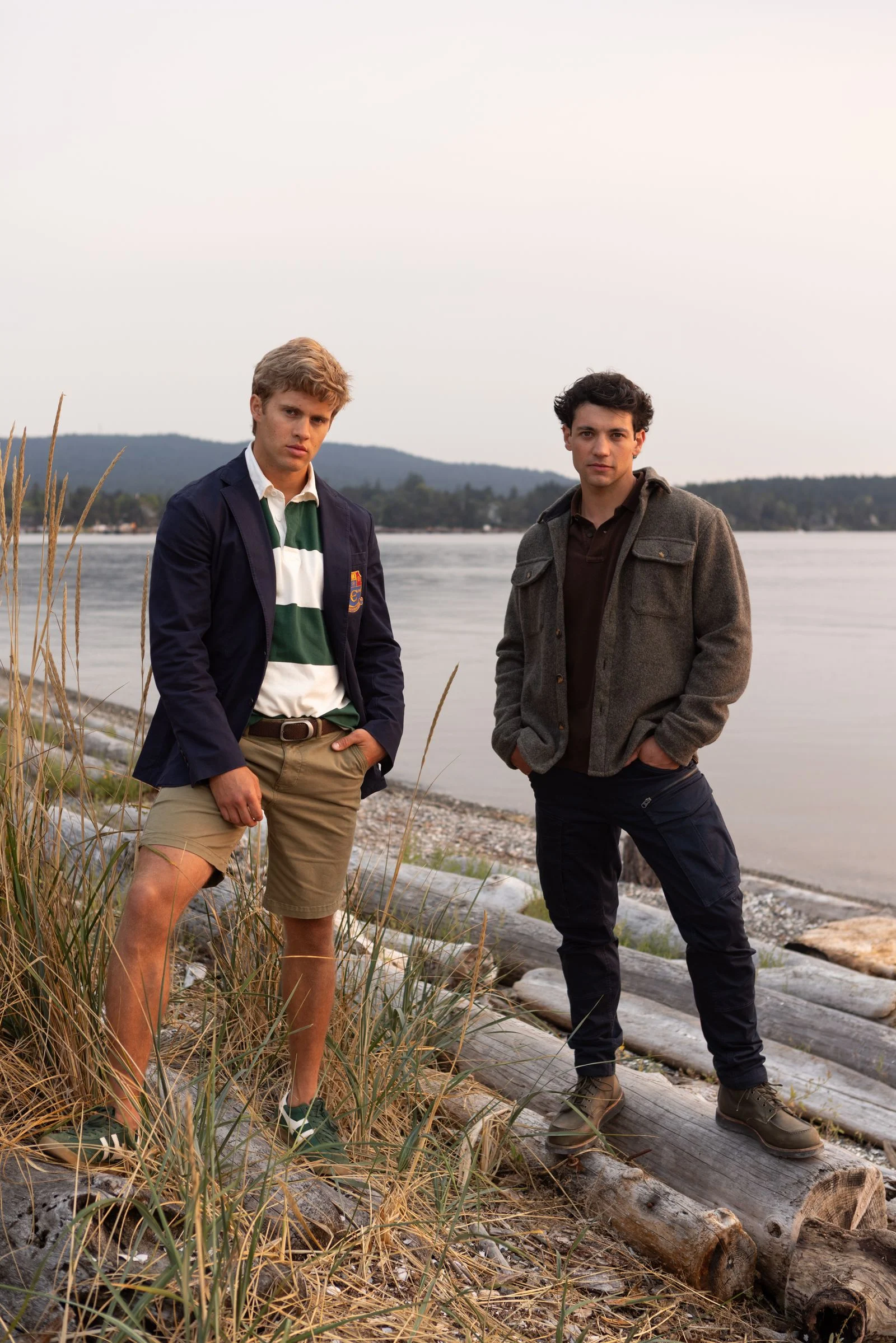 Sam Braun e Kyle Clark, atores de Josh e Cam em A Garota do Remo, à beira do lago