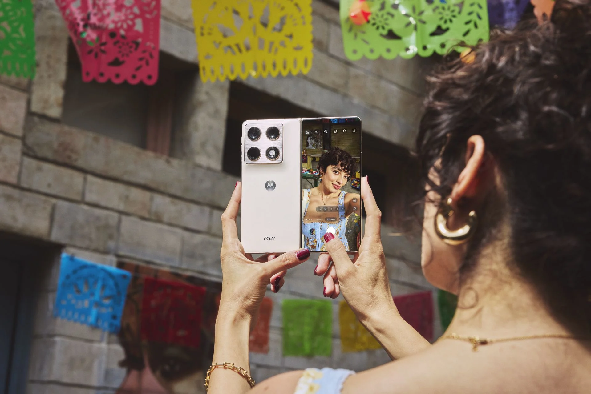 Smartphone Motorola sendo utilizado para tirar uma fotografia