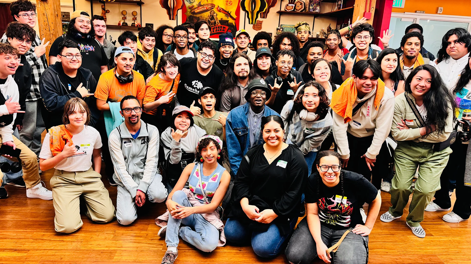 Pessoas reunidas dentro do estúdio da Double Fine em San Francisco