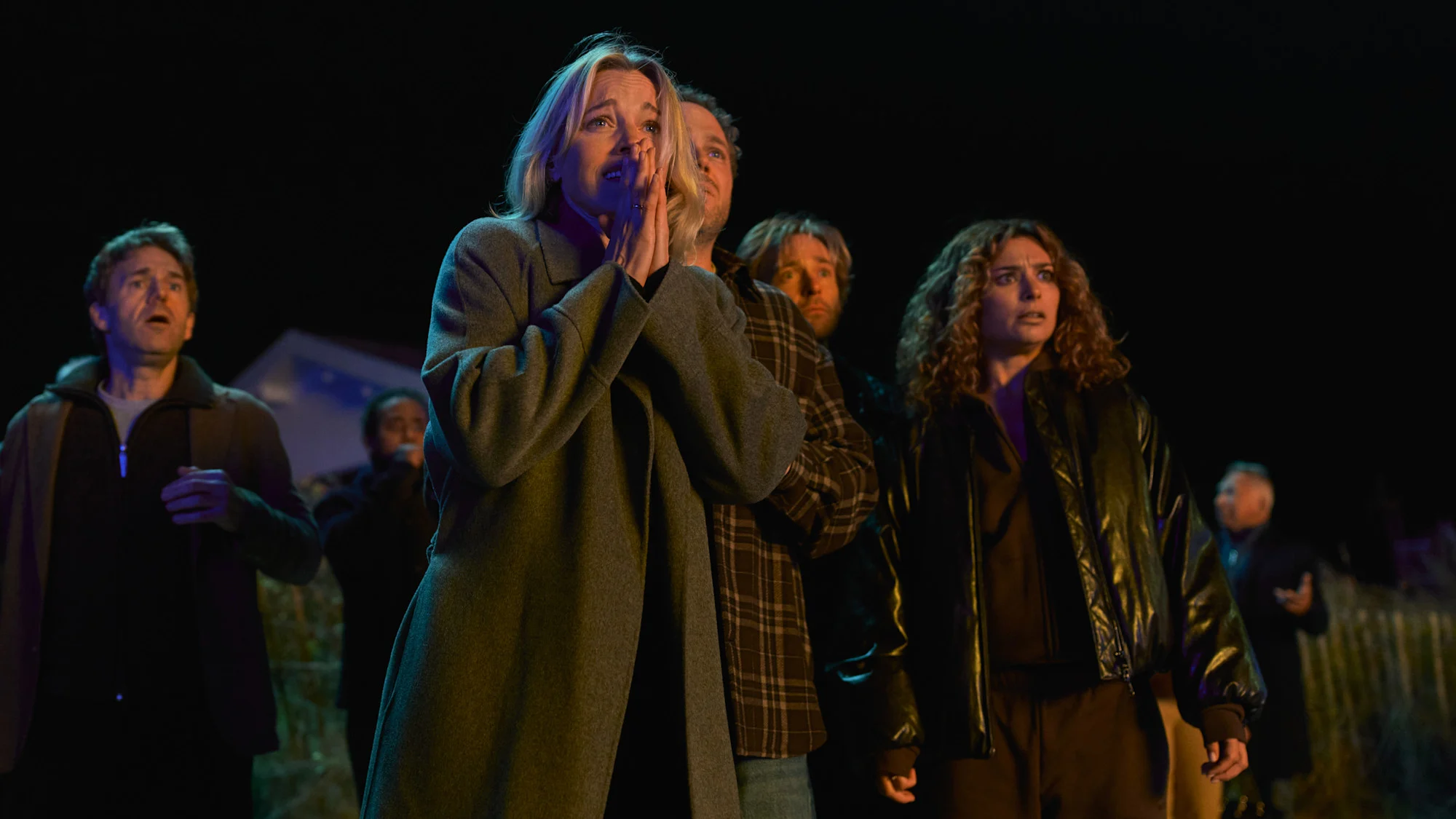 Personagens de As Amigas do Clube observam uma situação durante a série da Netflix