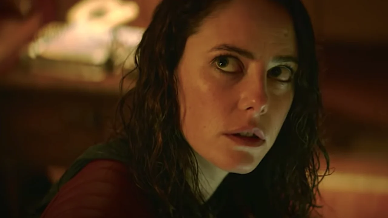 Kaya Scodelario como Claire Redfield em Resident Evil Welcome to Raccoon City