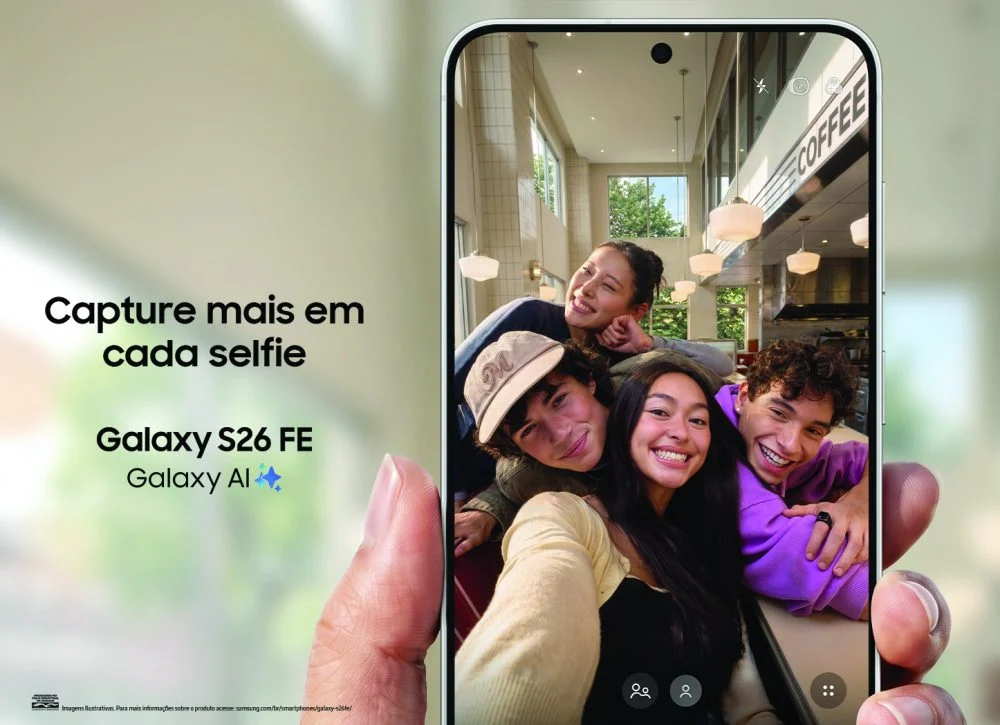 Galaxy S26 FE enquadrando quatro pessoas com a câmera frontal