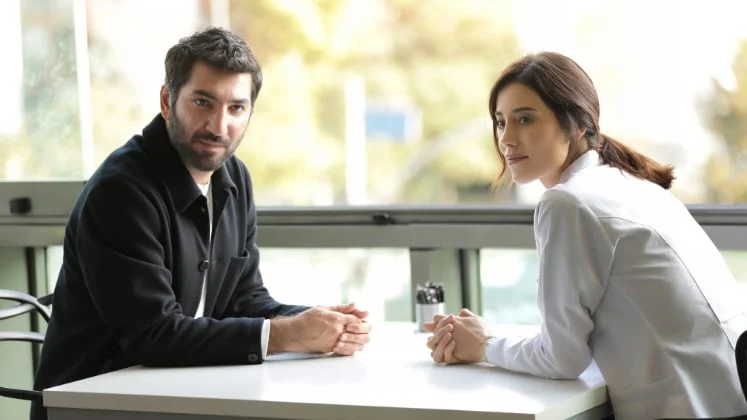 Personagens de Iludida em imagem de divulgação da novela turca exibida pela Record