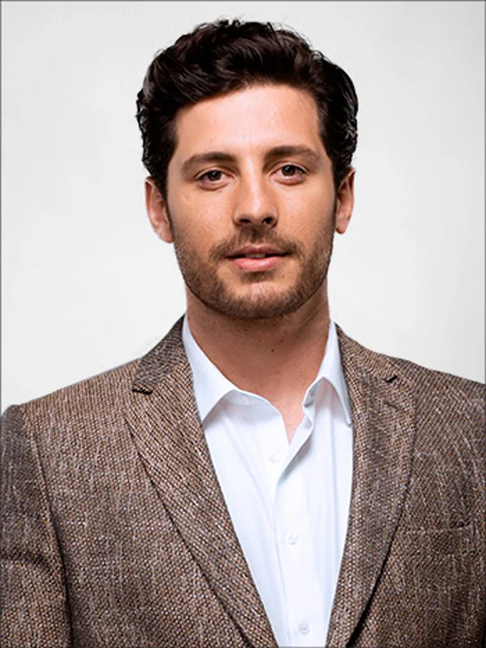Ali Yağcı como Burak Yangel em Outra Vez Você