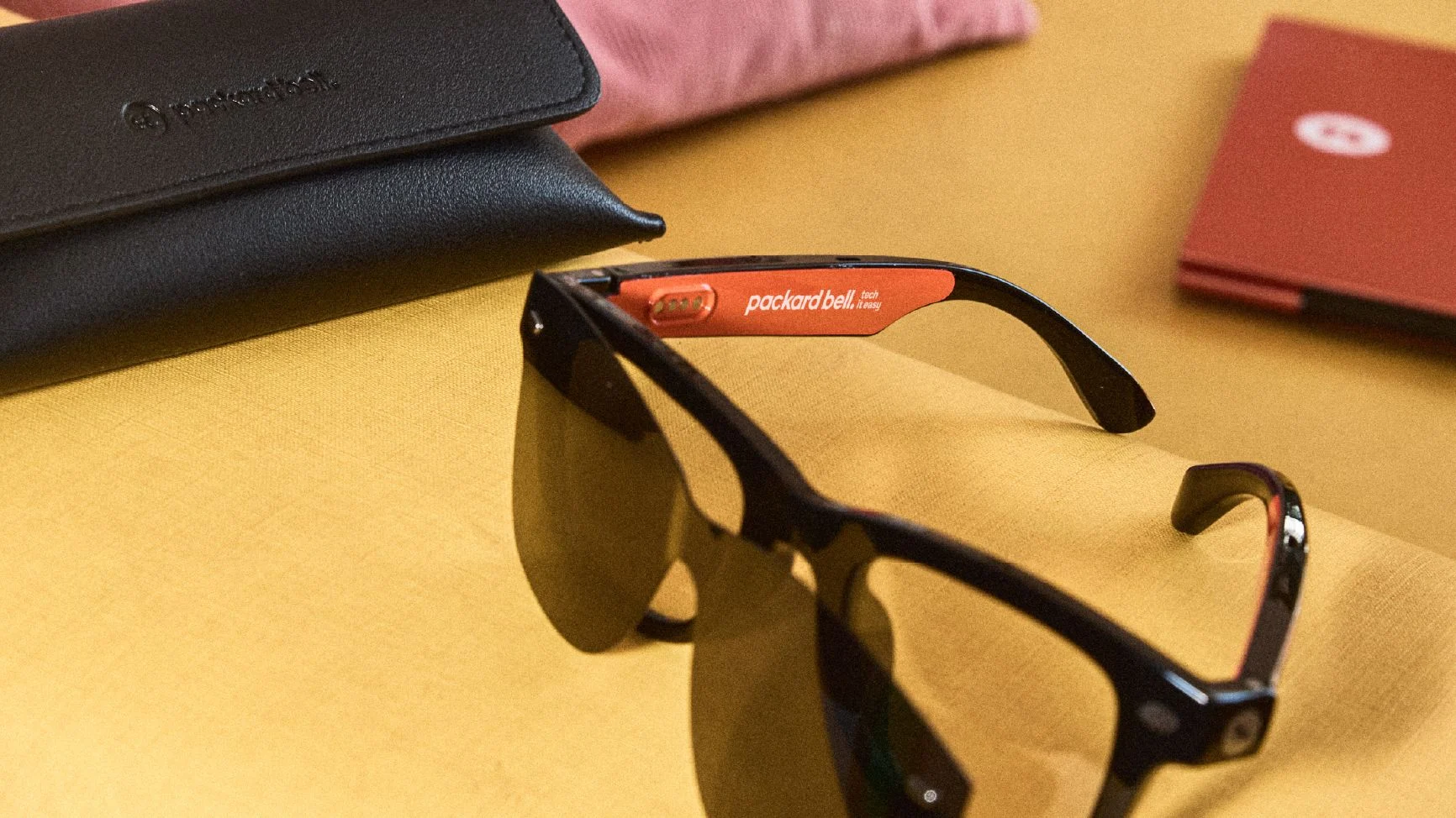 Óculos de áudio Packard Bell DotLook sobre uma mesa