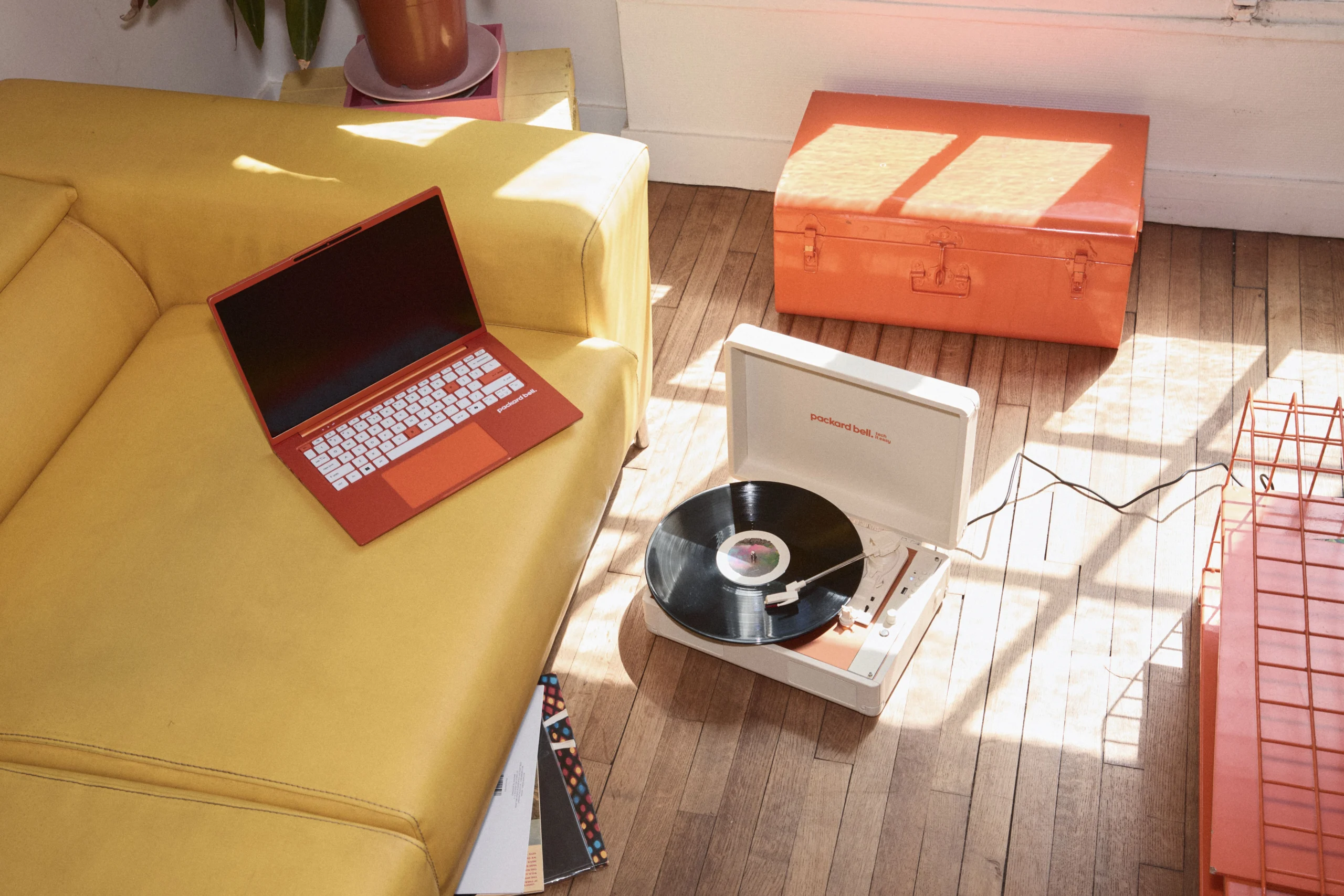 Notebook Packard Bell DotBook ao lado do toca-discos DotLoop em uma sala