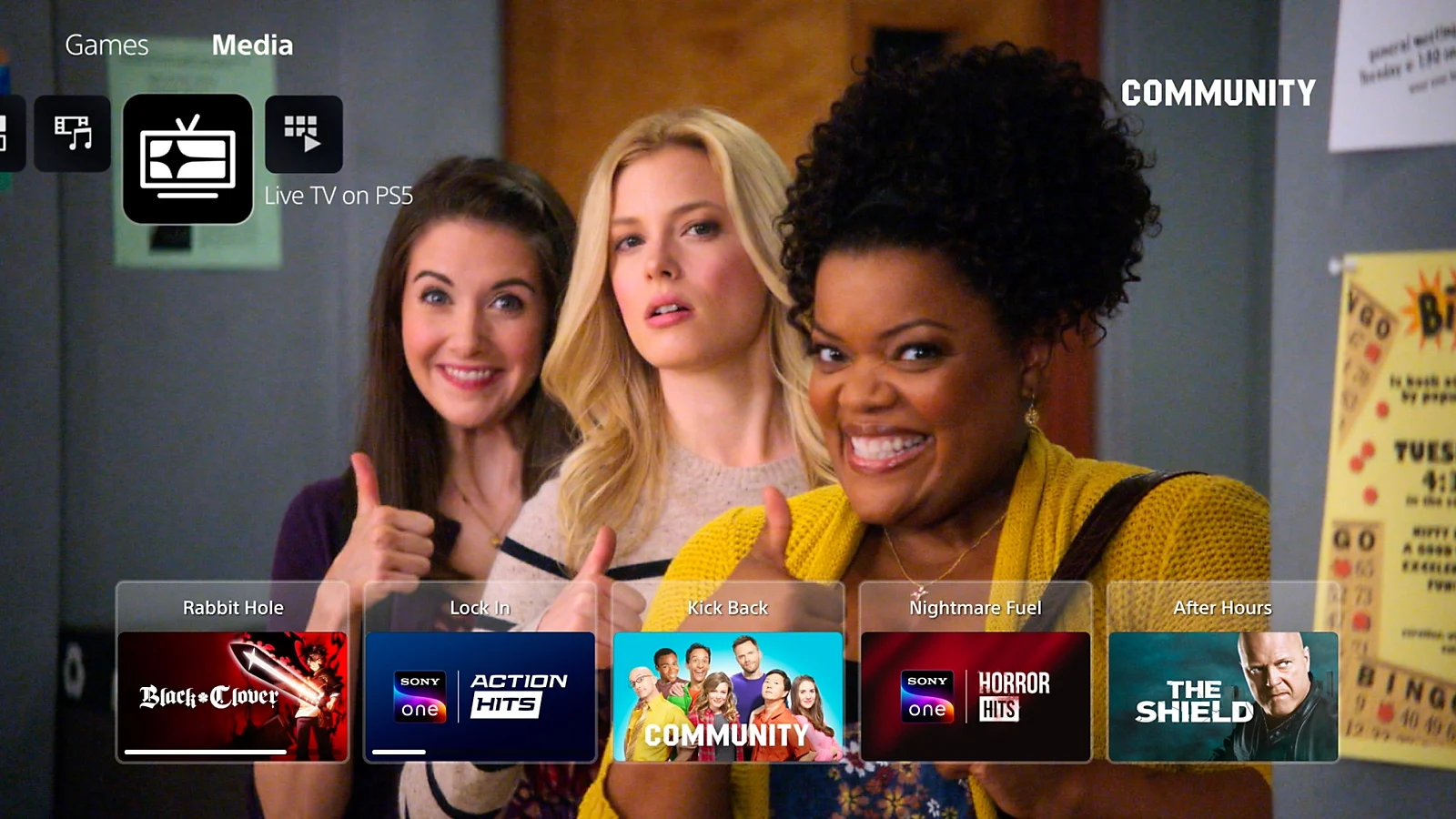 Interface do Live TV on PS5 com programação de filmes e séries