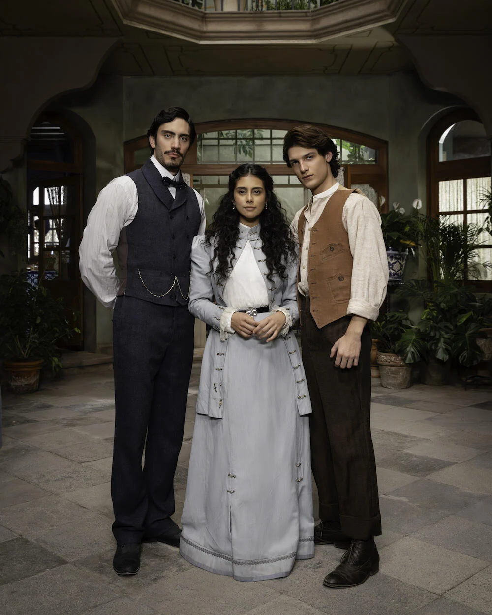 Emilia Sauri entre Daniel Cuenca e Antonio Zavalza na série Mal de Amores