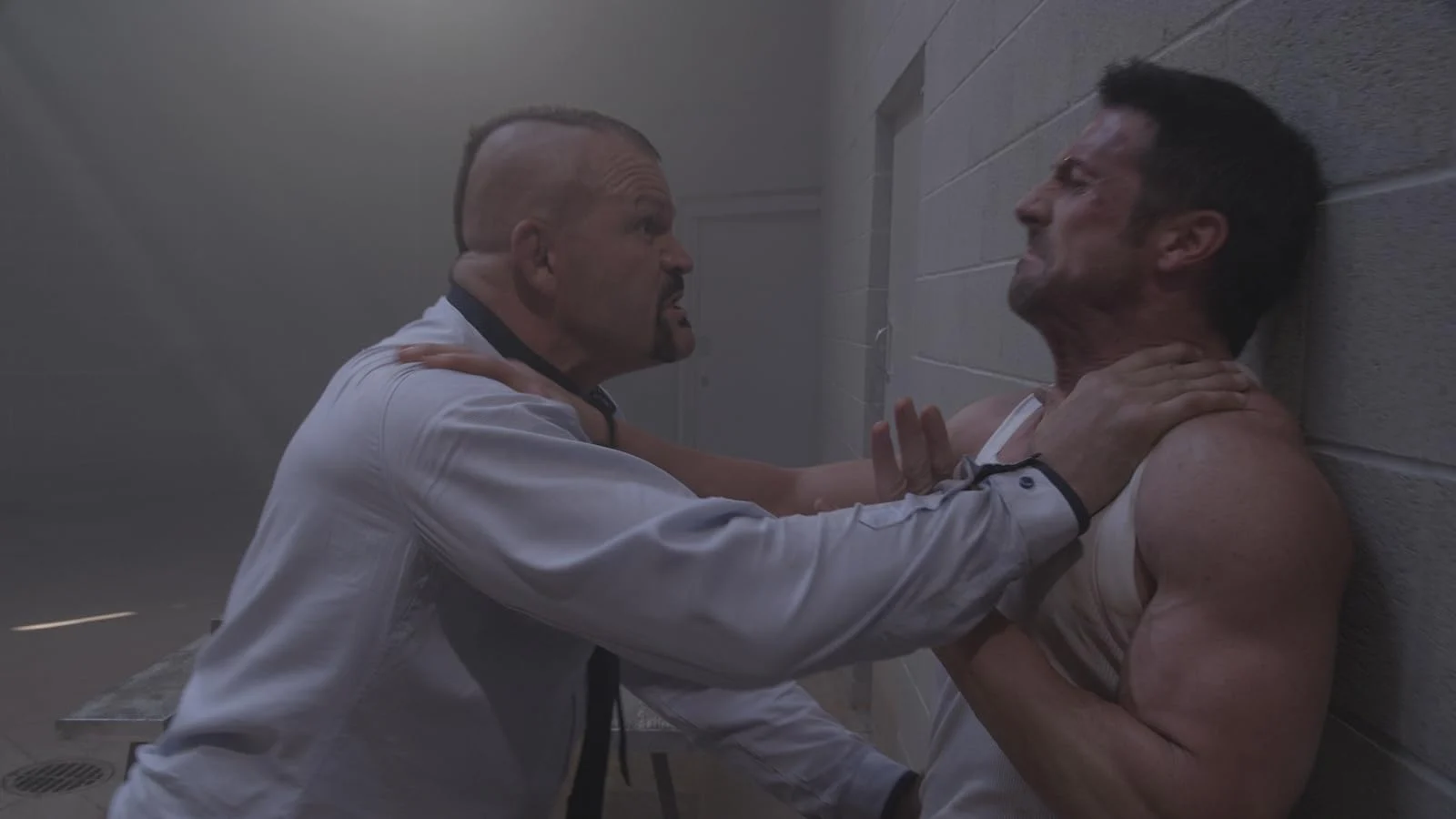Balam confronta Jack Stone dentro da prisão no filme Rebelião